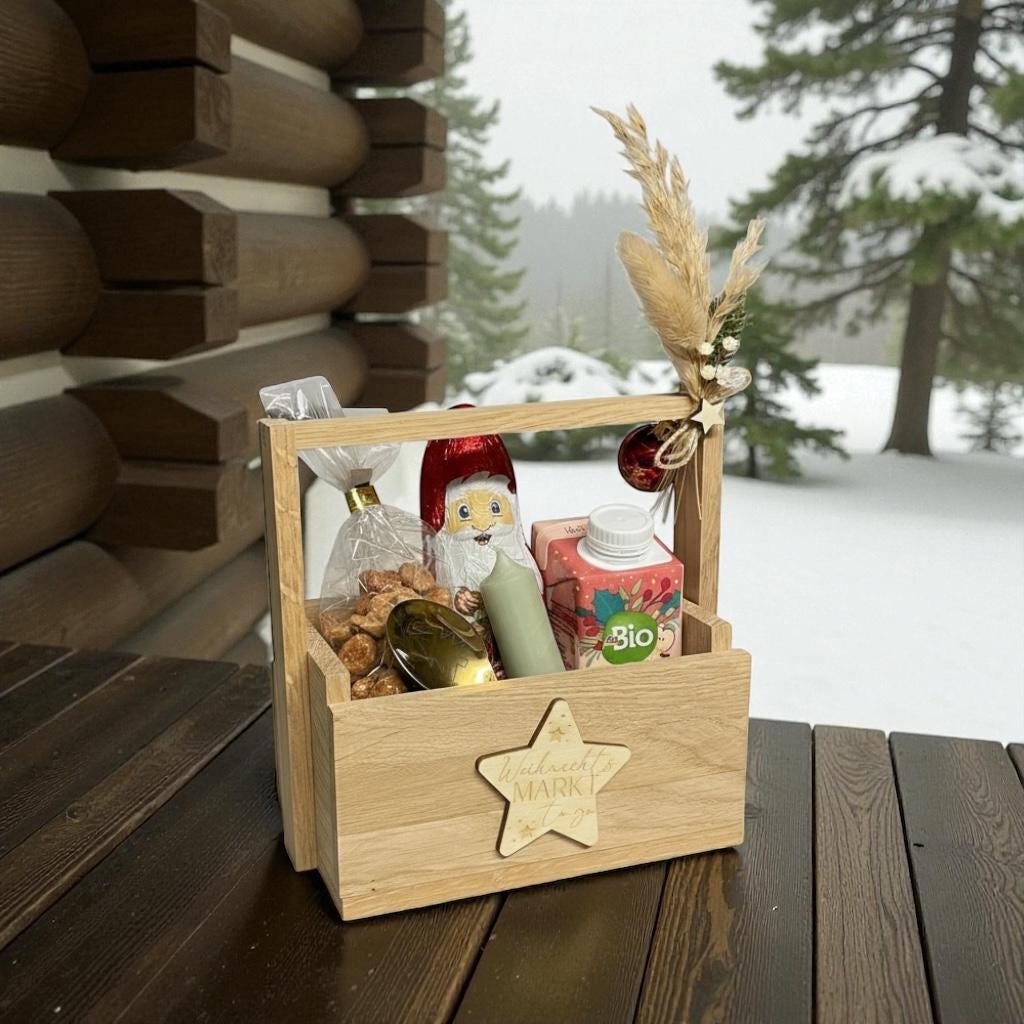 Holzkiste Weihnachtsmarkt-To-Go mit Gravur & Stern, Geschenkset Weihnachten mit Kerze, Schokonikolaus, Punsch, gebrannten Mandeln Das Glückswerk