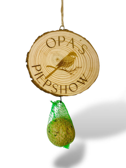 Baumscheibe mit Gravur Opas Piepshow, Meisenknödelhalter, 13-15 cm Holz, DasGlueckswerk, Dekoration, Bird Feeders, 