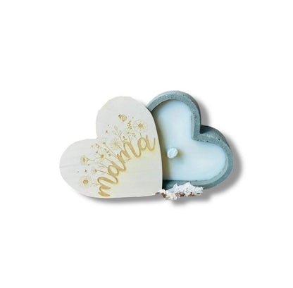 Betonkerze Herz mit Gravur Mama, graue Dauerkerze mit Holzdeckel, Geschenk Muttertag, DasGlueckswerk, Kerzen aus Beton, Candles, holz, wachs, Beton, Glasfaser