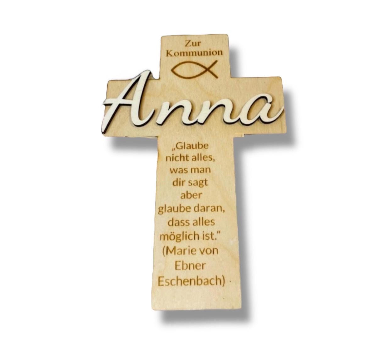 Kommunionskreuz Holz und Acrylglas mit Namen „Anna“, freigestellt