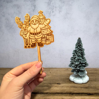 Holz Geschenkstecker Weihnachtsmann mit Baum & Rentier | Deko aus Holz | Geschenk Anhänger Weihnachten | Kuchentopper XMAS
