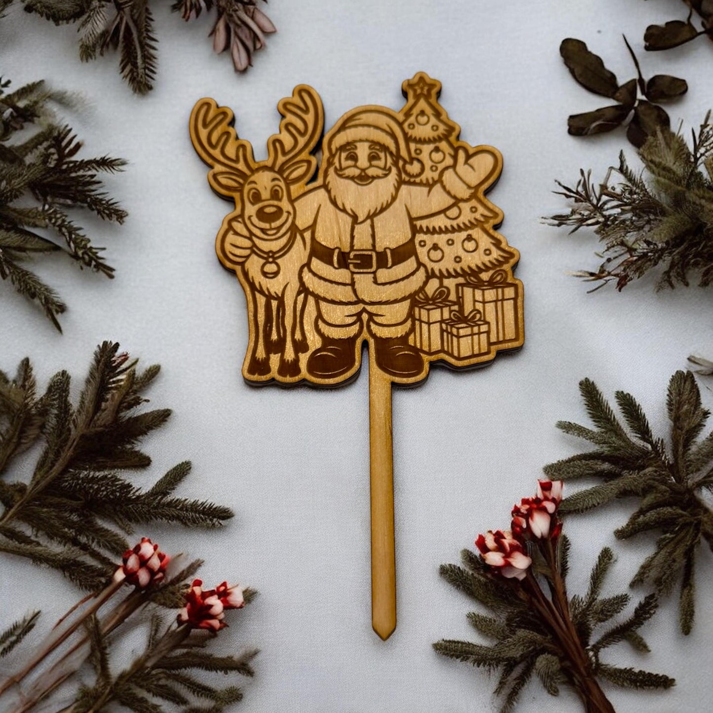 Holz Geschenkstecker Weihnachtsmann mit Baum & Rentier | Deko aus Holz | Geschenk Anhänger Weihnachten | Kuchentopper XMAS