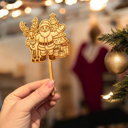 Holz Geschenkstecker Weihnachtsmann mit Baum & Rentier | Deko aus Holz | Geschenk Anhänger Weihnachten | Kuchentopper XMAS