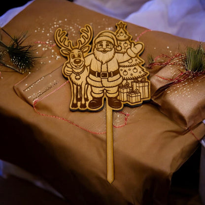 Holz Geschenkstecker Weihnachtsmann mit Baum & Rentier | Deko aus Holz | Geschenk Anhänger Weihnachten | Kuchentopper XMAS