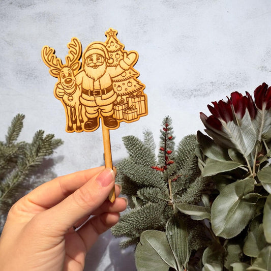 Holz Geschenkstecker Weihnachtsmann mit Baum & Rentier | Deko aus Holz | Geschenk Anhänger Weihnachten | Kuchentopper XMAS