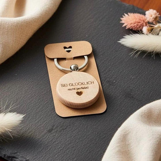 Runder Schlüsselanhänger aus Buche mama papa kumpel in geschenkbox - Glücklich steht dir gut, DasGlueckswerk, Schlüsselanhänger, Keychains, Holz