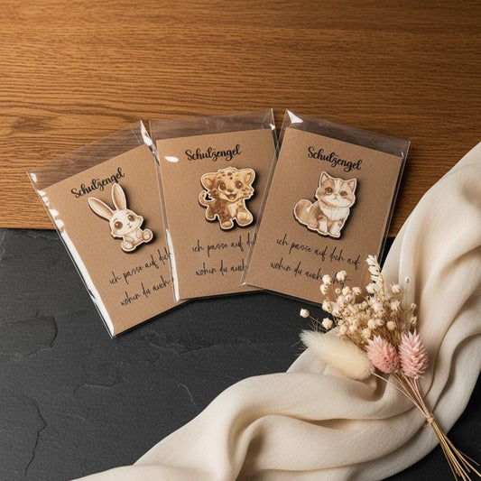 Taschenumarmung Glücksbringer Holztier, gelasert mit Spruch, kleines Geschenk, DasGlueckswerk, Dekoration, Wedding Favors, holz, papier