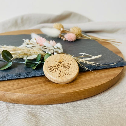 Schlüsselanhänger Holz Familiengravur, runde Form mit 2, 3 oder 4 Händen, Geschenk Familie Paar, DasGlueckswerk, Schlüsselanhänger, Keychains, Holz, metall