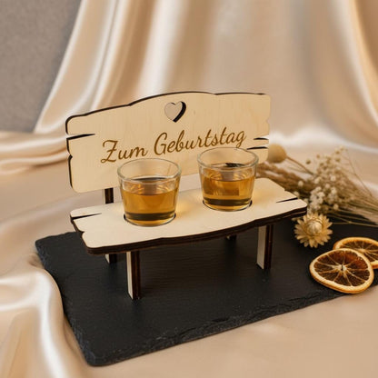 Personalisierte Holzbank mit Gravur „Zum Geburtstag“ und zwei Gläsern