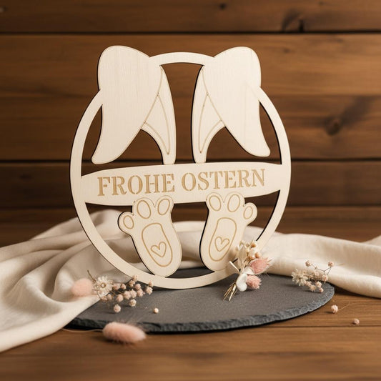 Osterkranz Hase aus Holz mit Gravur, Türkranz in Naturholzoptik, Das Glückswerk