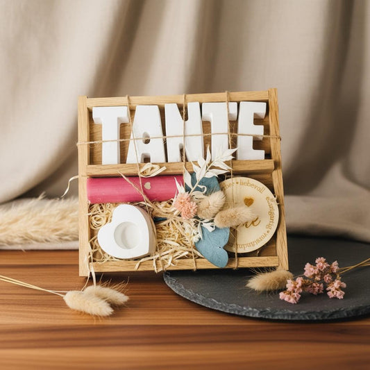Geschenkset Tante personalisiert mit Holztablett, Kerze und Raysin-Buchstaben