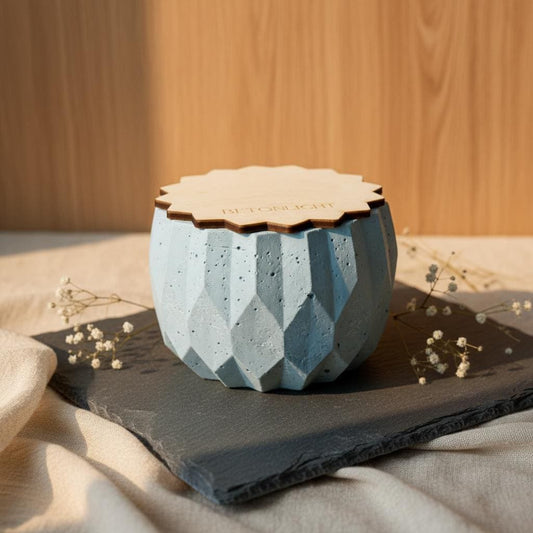 Betonkerze Betonlicht mit Holzdeckel auf Schreibtisch
