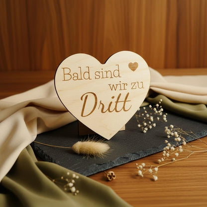 Holzherz mit Gravurtext zur Baby-Ankündigung, Detailansicht, Das Glückswerk