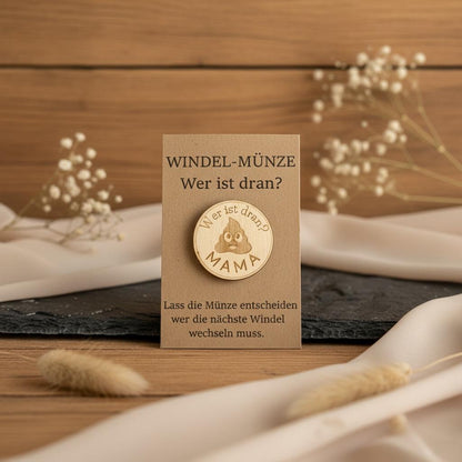Windelmünze aus Holz – Babygeschenk zur Geburt, lustiges Geschenk für Eltern, Babyparty Mitbringsel für Mama & Papa mit poop Windelmünze Das Glückswerk