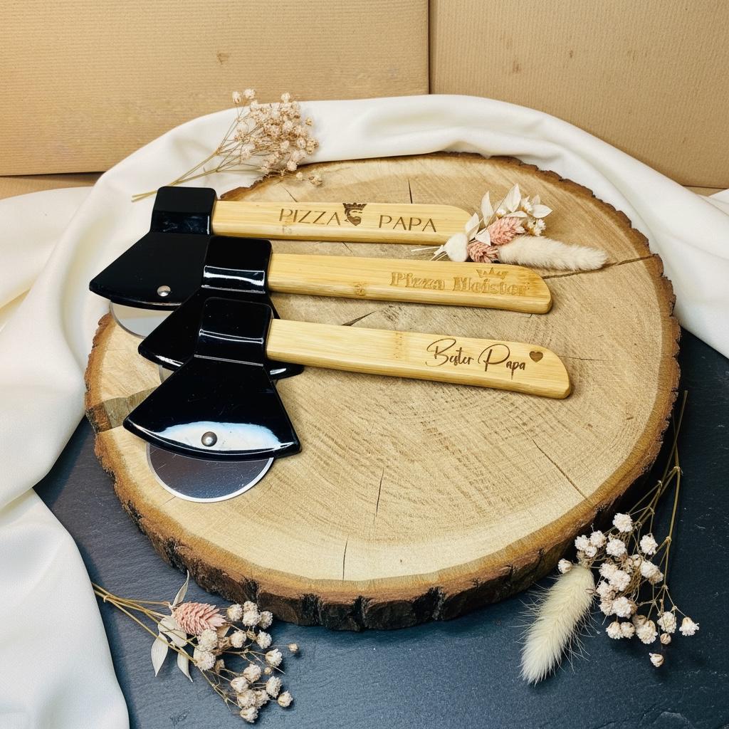 Pizzabeil Deko personalisiert mit Gravur, Pizzaschneider Axtform aus Edelstahl und Holz, Geschenk für Papa, DasGlueckswerk, Geburtstag, Cooking Utensils & Gadgets, holz, edelstahl, plastik