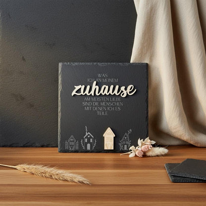 Schiefertafel Zuhause aus Schiefer und Holz auf dunklem Holzbrett
