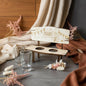 Handgemachte Holzbank mit Gravur - „Herzlichen Glückwunsch“ – Konfetti, Girlande & 2 Schnapsgläser – Personalisierbar – Geburtstagsgeschenk, DasGlueckswerk, Dekoration, Figurines & Knick Knacks, holz, Glas