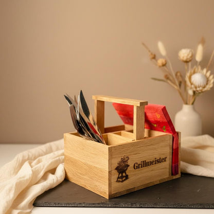 Besteckkorb Holz Grillmeister Gravur, personalisierbar mit Namen, Grillzubehör, DasGlueckswerk, Personalisierte Geschenk, Gift Wrapping, holz