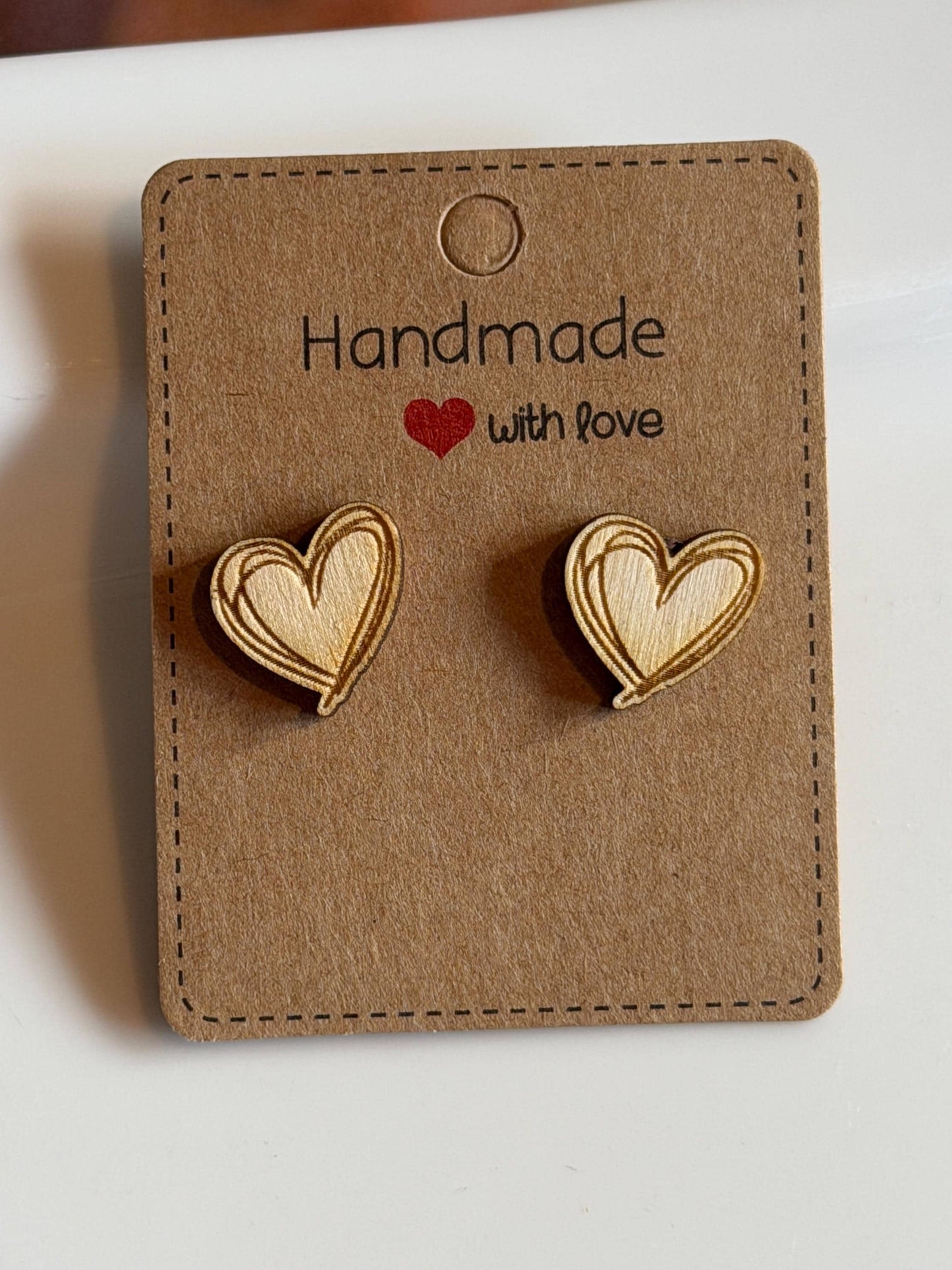 Gemaltes Herz Holzohrringe – Handgefertigter Modeschmuck 1,5 cm, Geschenkidee für Freundschaft, Geburtstag & Liebe Das Glückswerk