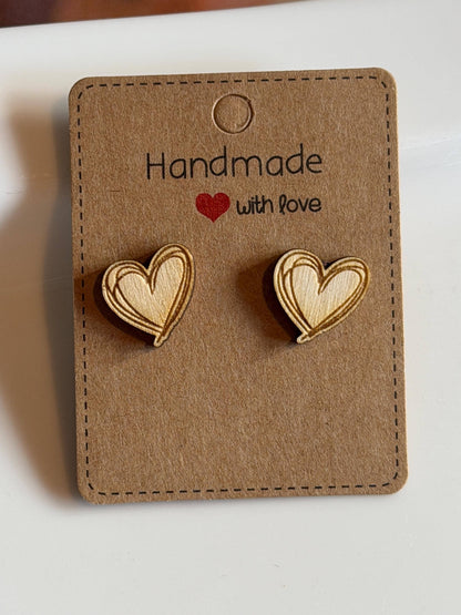 Gemaltes Herz Holzohrringe – Handgefertigter Modeschmuck 1,5 cm, Geschenkidee für Freundschaft, Geburtstag & Liebe Das Glückswerk