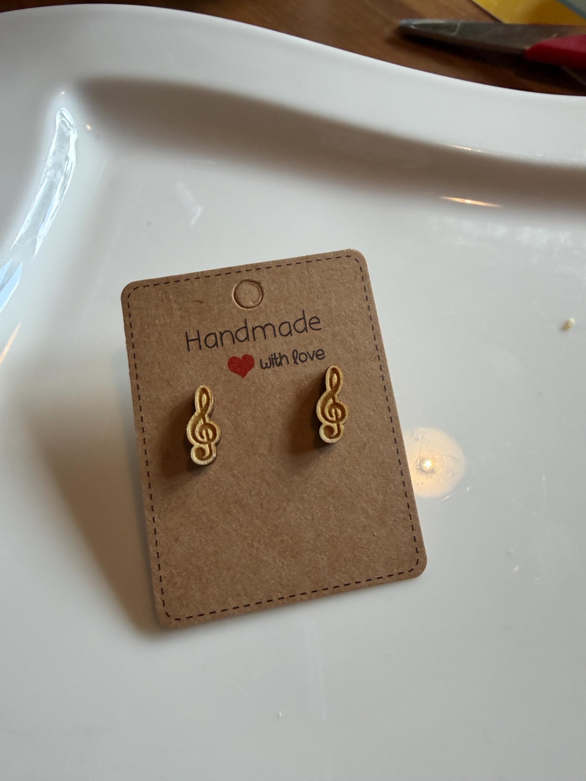 Notenschlüssel Holzohrringe – Handgefertigter Modeschmuck 1,5 cm, Geschenk für Musiker, Musikliebhaber & Teenager Das Glückswerk