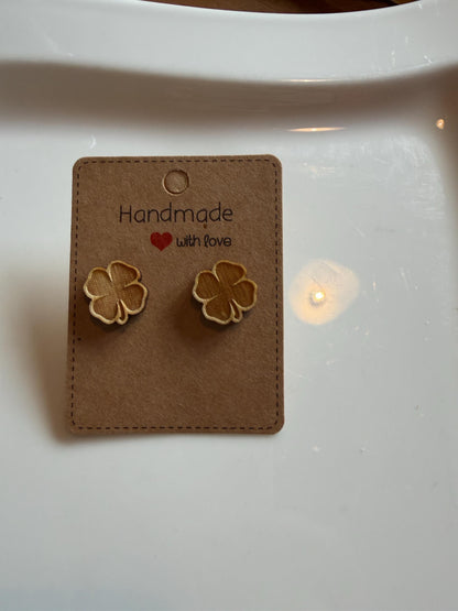 Kleeblatt Holzohrringe – Handgefertigter Modeschmuck 1,5 cm, Geschenk für Glücksbringer, Freunde & Familie Das Glückswerk