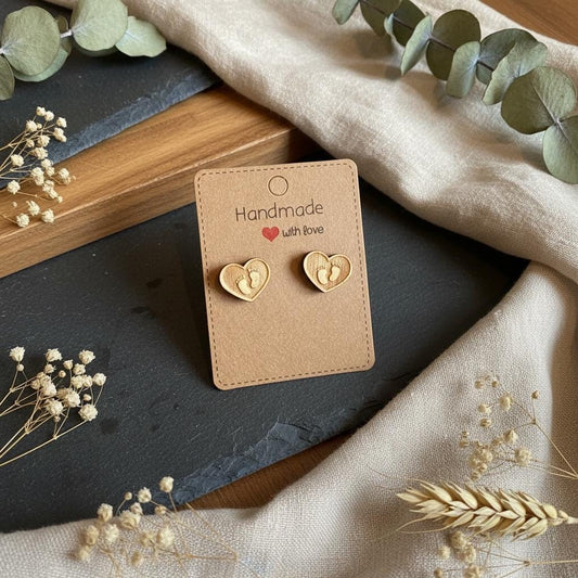 Herz mit Babyfüßen Holzohrringe – Handgefertigter Modeschmuck 1,5 cm, Geschenk für frischgebackene Mamas & Babys Das Glückswerk