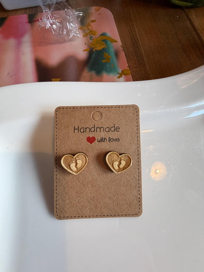Herz mit Babyfüßen Holzohrringe – Handgefertigter Modeschmuck 1,5 cm, Geschenk für frischgebackene Mamas & Babys Das Glückswerk