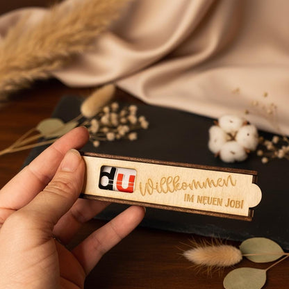 Schokoladenhülle Holz mit Gravur Willkommen im neuen Job, Geschenkidee für Start im neuen Job oder Team