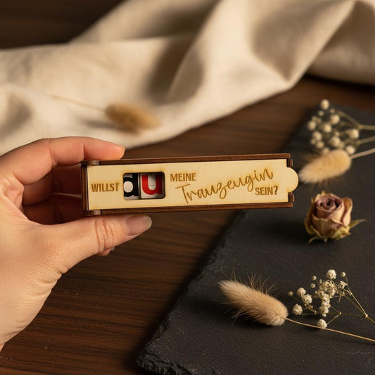 Schokoladenhülle Holz mit Gravur Willst du mein Trauzeuge / meine Trauzeugin sein?, Geschenkidee für Trauzeugen-Frage zu