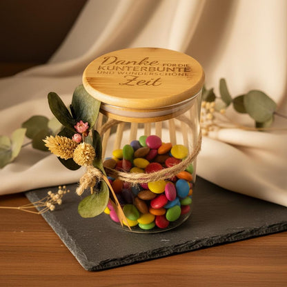 Abschiedsgeschenk Kita & Schule – Glas mit Bambusdeckel, Trockenblumen, Gravur „Danke für die wundervolle Zeit“ – Geschenk Idee