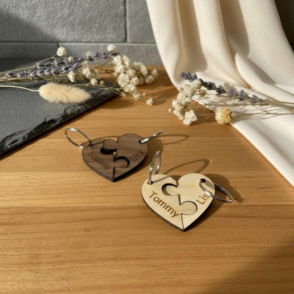 Personalisierte Schlüsselanhänger Herz aus Holz – 2-teilig, mit Namensgravur, Geschenk für Paare, Liebespaar, Jahrestag, Hochzeit