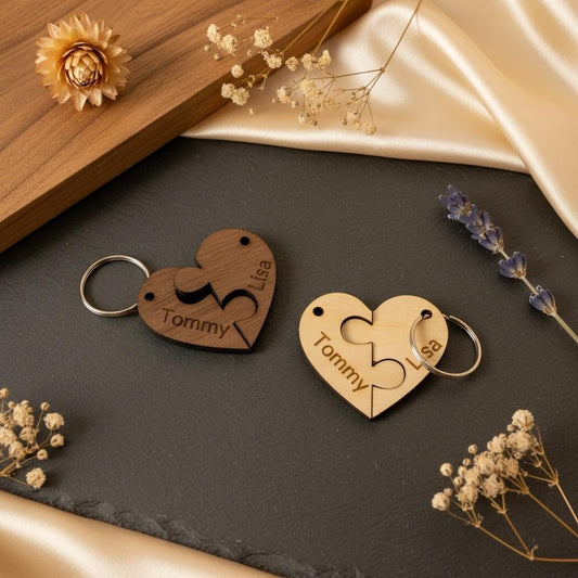 Schlüsselanhänger Herz 2-teilig personalisiert, Partneranhänger Holz mit Namen, Geschenk Hochzeit Jahrestag, DasGlueckswerk, Schlüsselanhänger, Keychains, holz, metall
