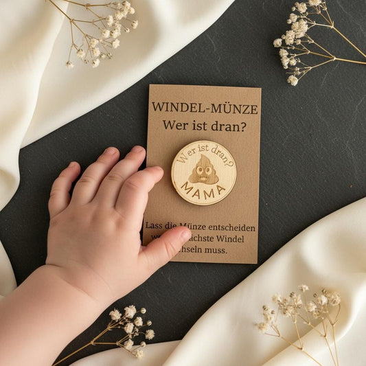 Windelmünze aus Holz – Babygeschenk zur Geburt, lustiges Geschenk für Eltern, Babyparty Mitbringsel für Mama & Papa mit poop Windelmünze Das Glückswerk