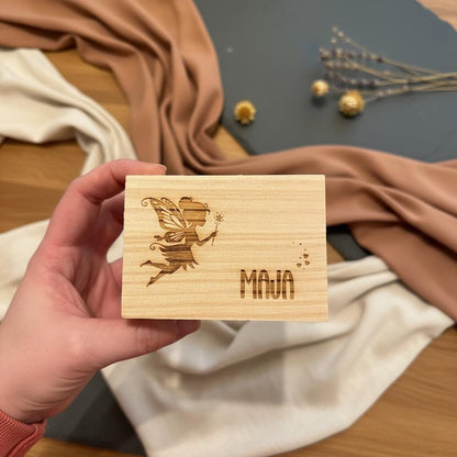Schnullerfee Holzkästchen personalisiert – Gravur Fee mit Herzen & Sternen, Schnuller Abschied Box mit Name Das Glückswerk