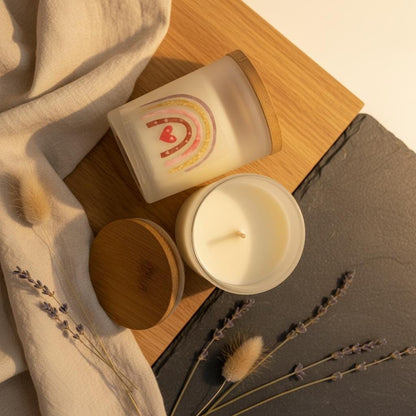 Regenbogen Kerze im Glas, Sojawachs Kerze mit Herzmotiv, Geschenk für Freundin oder Mama, DasGlueckswerk, Geburtstag, Container Candles, Soya, glas, wachs, bambus
