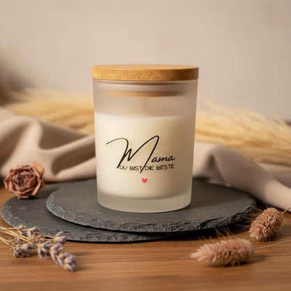Mama Geschenk Kerze – Geschenk für Mama, Muttertagsgeschenk, Sojawachs Kerze im Glas, Kerze mit Spruch „Mama du bist die Beste“ rotes Herz Das Glückswerk