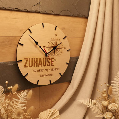 Wanduhr mit individuellen Koordinaten – Personalisierte Windrosenuhr, Geschenk zum Einzug, Kompass-Wanduhr, Dekoration für die Wohnung Das Glückswerk