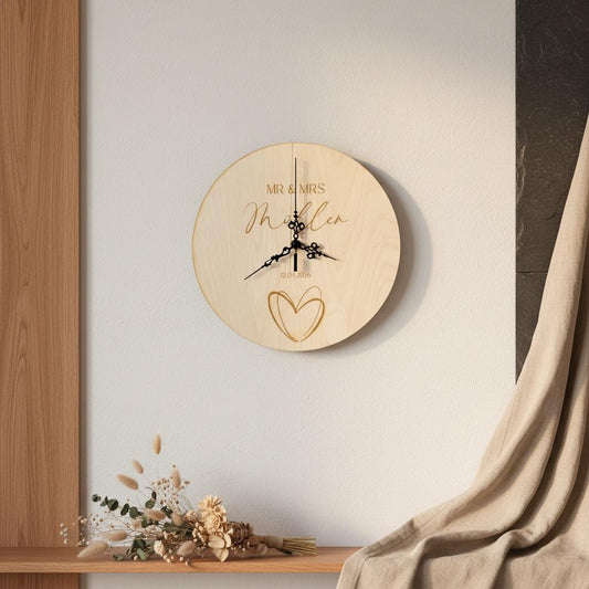 Personalisierte Hochzeitsuhr Mr & Mrs – Wanduhr aus Holz mit Namen + Datum, gravierte Hochzeitsuhr, Hochzeitsgeschenk für Brautpaar Das Glückswerk
