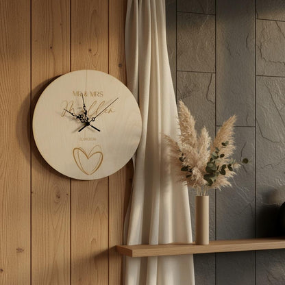 Personalisierte Hochzeitsuhr Mr & Mrs – Wanduhr aus Holz mit Namen + Datum, gravierte Hochzeitsuhr, Hochzeitsgeschenk für Brautpaar Das Glückswerk