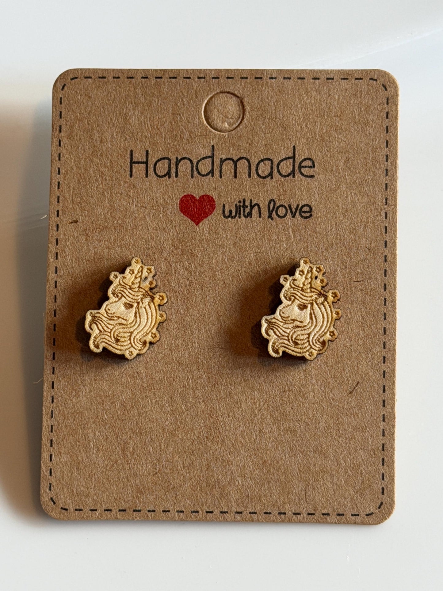 Einhorn von der Seite Holzohrringe – Handgefertigter Modeschmuck 1,5 cm, Geschenk für Einhornfans, Teenager, Kinder & Frauen Das Glückswerk