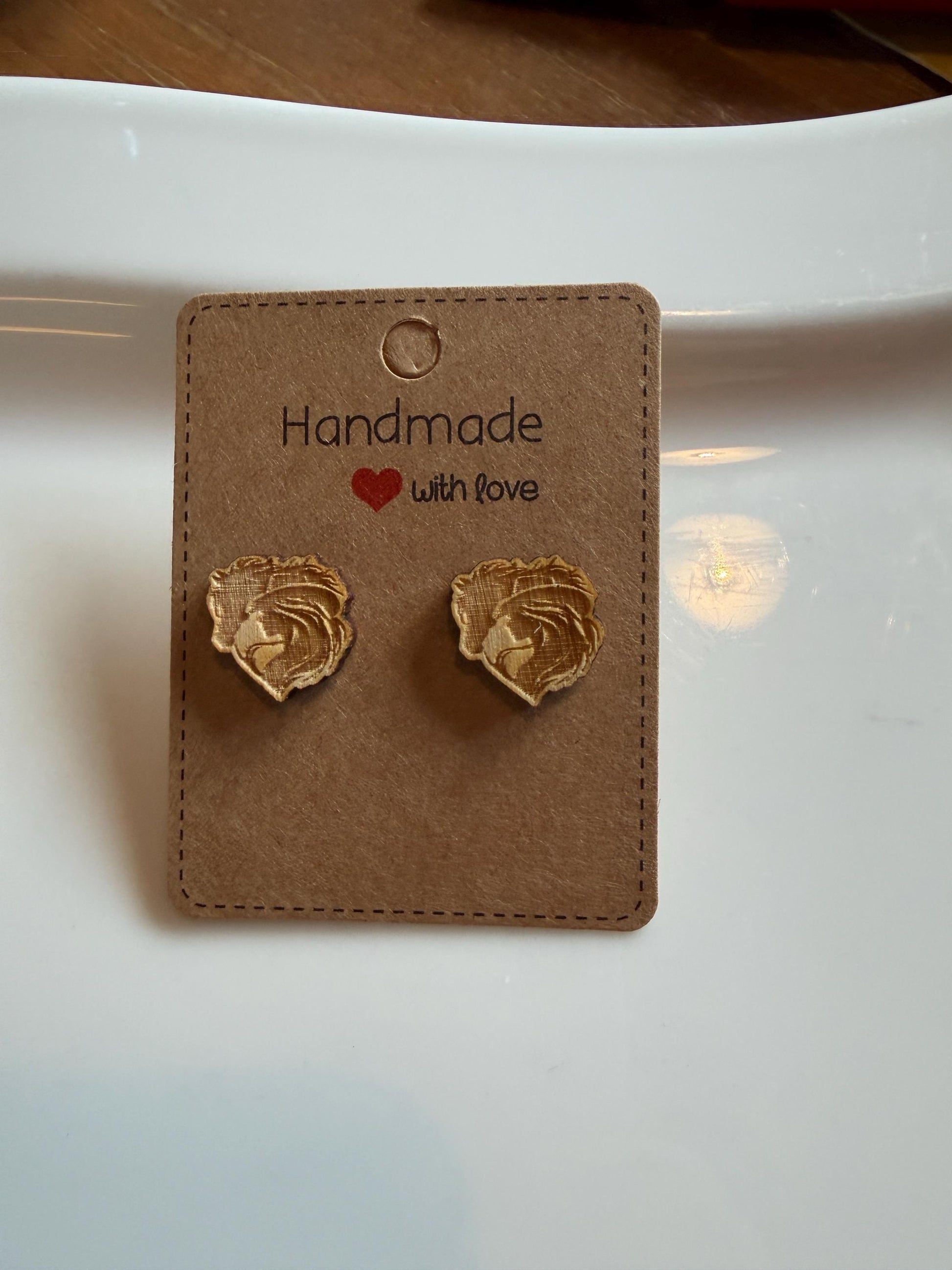 Herz mit Pferde & Reiterin Holzohrringe – Handgefertigter Modeschmuck 1,5 cm, Geschenk für Pferdefans, Teenager, Frauen Das Glückswerk