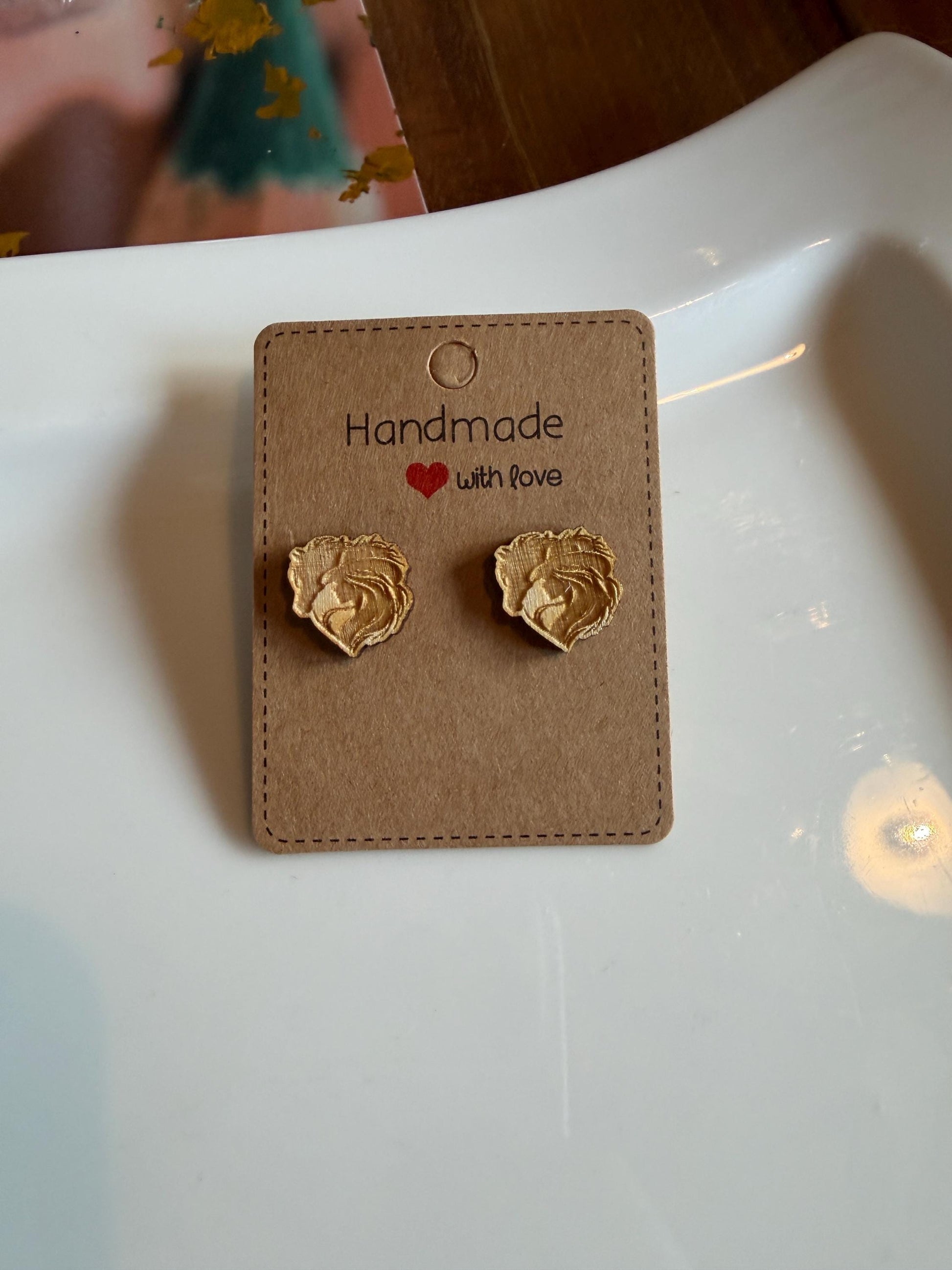 Herz mit Pferde & Reiterin Holzohrringe – Handgefertigter Modeschmuck 1,5 cm, Geschenk für Pferdefans, Teenager, Frauen Das Glückswerk