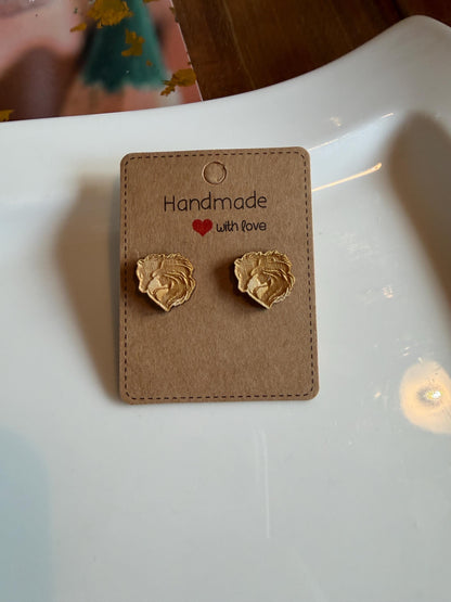 Herz mit Pferde & Reiterin Holzohrringe – Handgefertigter Modeschmuck 1,5 cm, Geschenk für Pferdefans, Teenager, Frauen Das Glückswerk