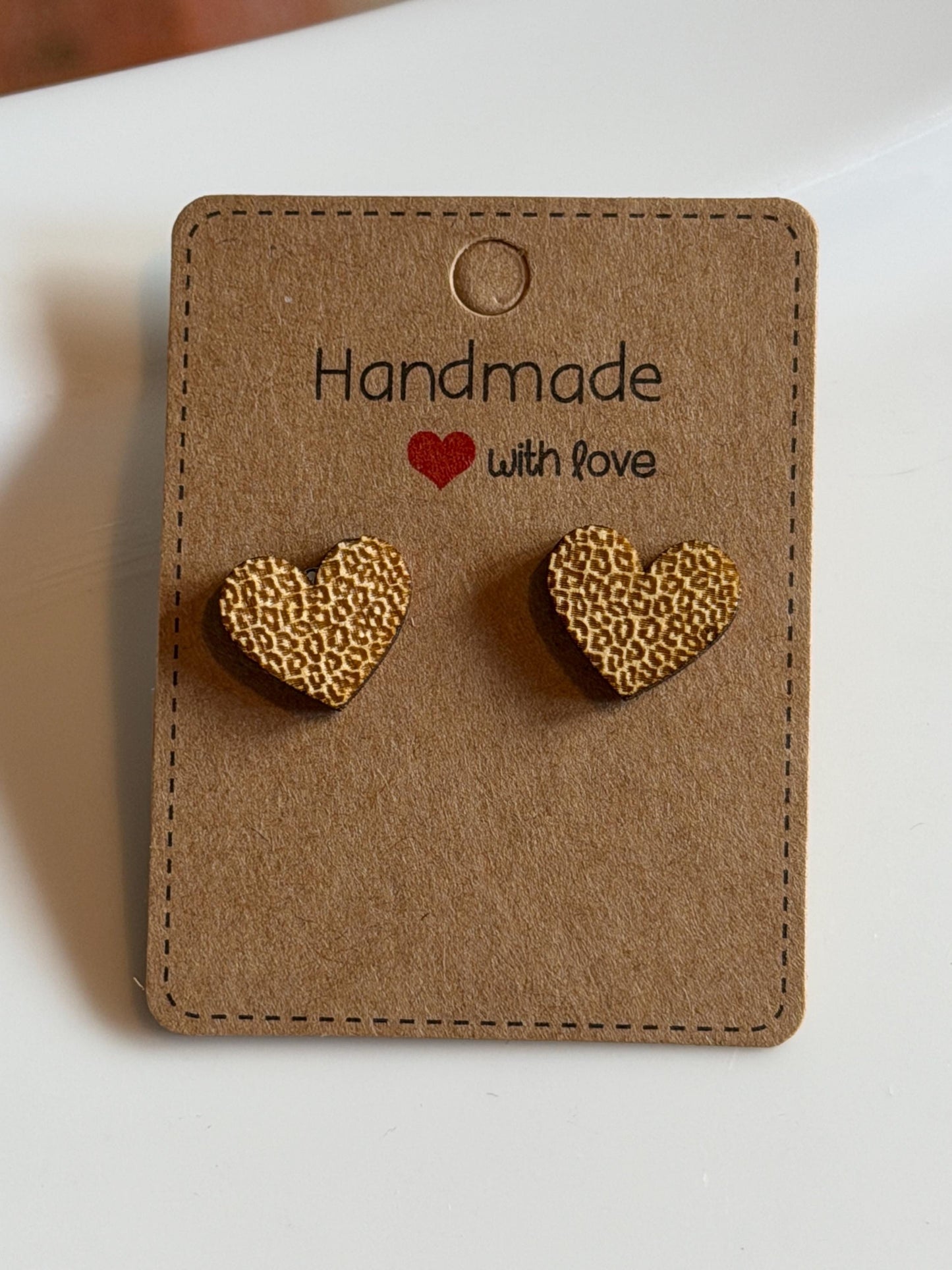 Herz Holzohrringe mit Tigermuster – Handgefertigter Modeschmuck 1,5 cm, Geschenkidee für Teenager & Frauen Das Glückswerk
