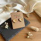 Herz mit Pferde & Reiterin Holzohrringe – Handgefertigter Modeschmuck 1,5 cm, Geschenk für Pferdefans, Teenager, Frauen Das Glückswerk