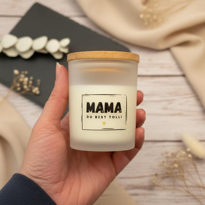 Mama Geschenk Kerze – Geschenk für Mama, Muttertagsgeschenk, Sojawachs Kerze im Glas, Kerze mit Spruch „Mama du bist toll“ modernes Geschenk Das Glückswerk