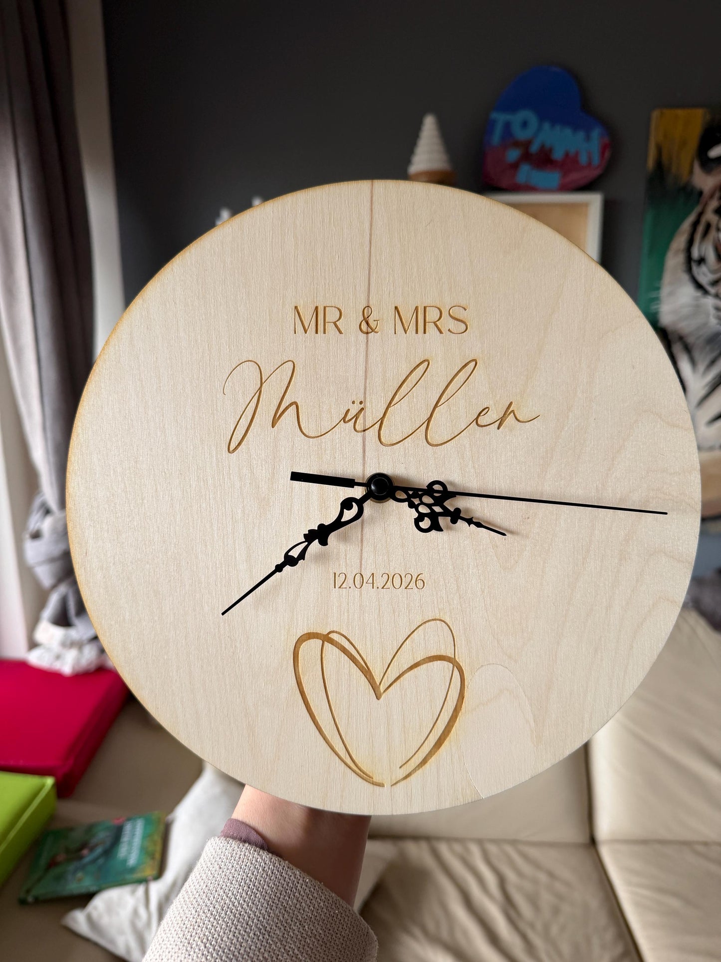 Personalisierte Hochzeitsuhr Mr & Mrs – Wanduhr aus Holz mit Namen + Datum, gravierte Hochzeitsuhr, Hochzeitsgeschenk für Brautpaar Das Glückswerk
