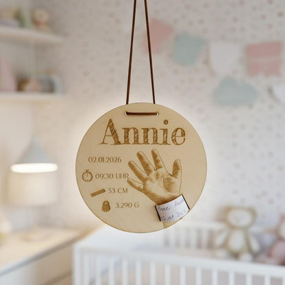 Geburtsarmband-Halter aus Holz, hängend im Babyzimmer mit Wolkentapete