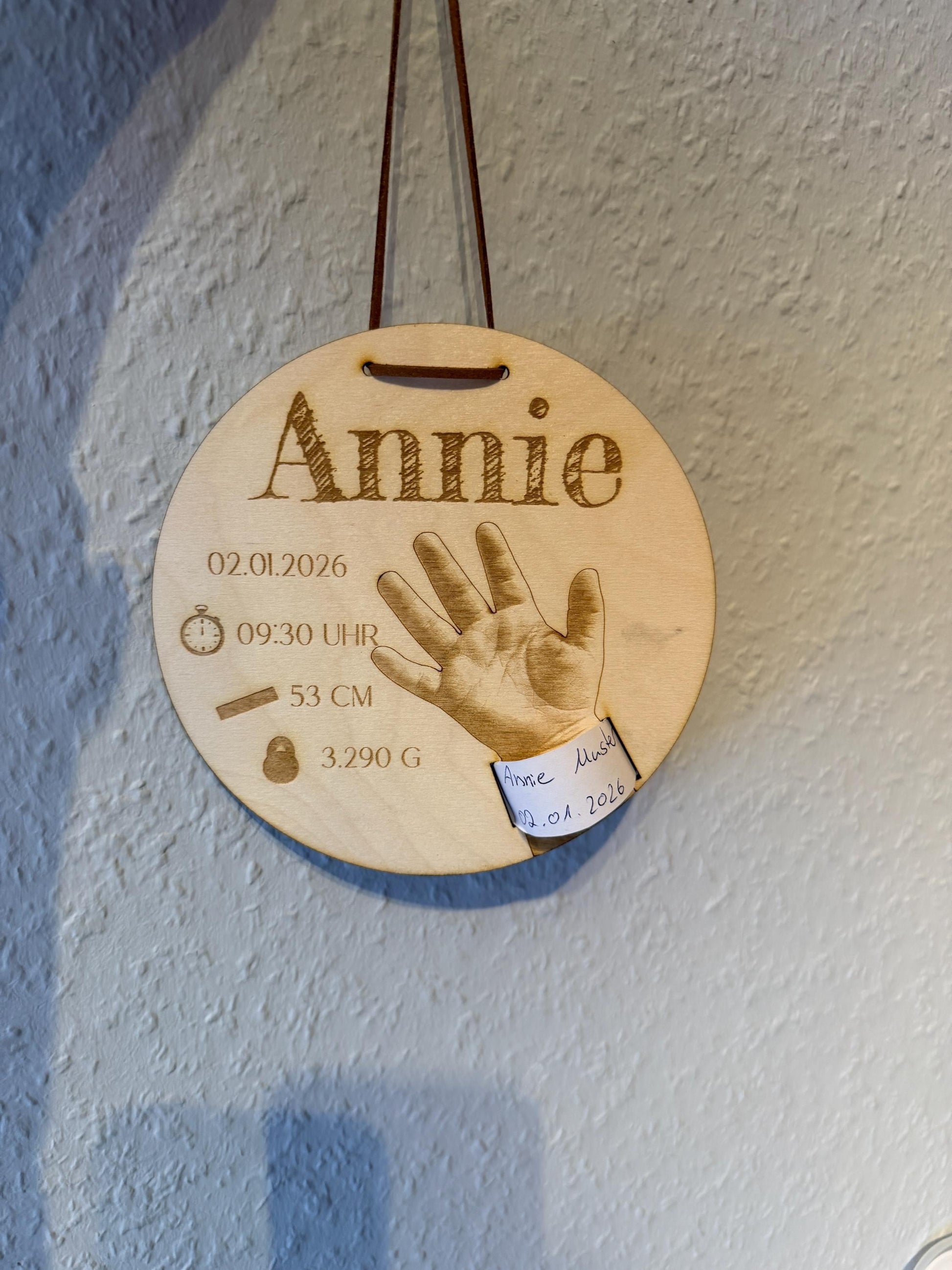 Geburtsarmband Halter Holz personalisiert – Geburtsdaten Baby Schild – Geburtsgeschenk Baby – Geburtsbandchen Erinnerung Babyzimmer Deko Das Glückswerk mit Band